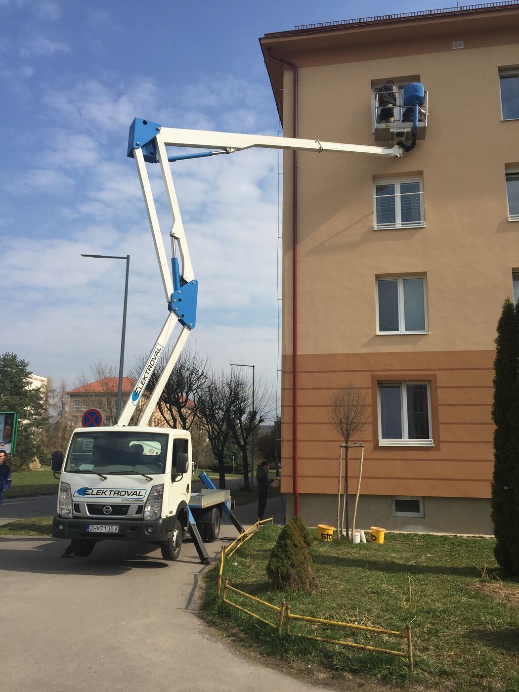 Vysokozdvižná plošina na fasáde